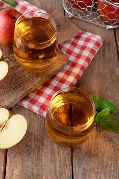 Glasses of apple juice on wooden table, closeup — Stock Photo, Image