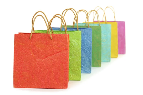 Bolsas de papel de compras coloridas aisladas en blanco —  Fotos de Stock