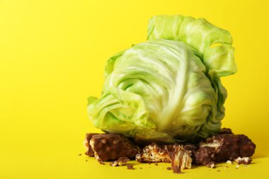 renk arka plan üzerinde sağlıklı ve sağlıksız gıda kavramı