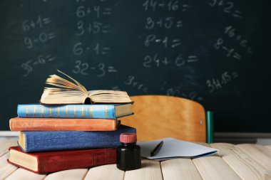 Öğretmenler işyeri blackboard arka plan üzerinde