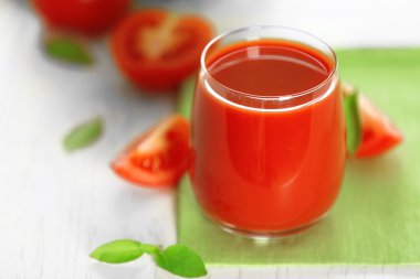 domates suyu ve ahşap masa yakın çekim üzerinde taze domates