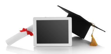 tablet ve üzerinde beyaz izole diploma mezuniyet kapaklı