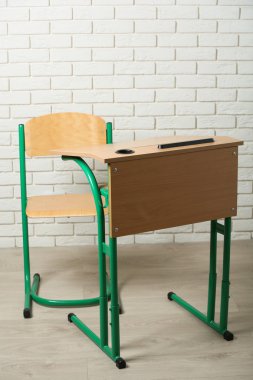 okul masa ve sandalye beyaz tuğla duvar arka plan üzerinde