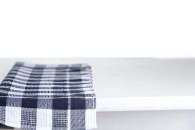 ahşap masa üzerinde beyaz izole peçete ile