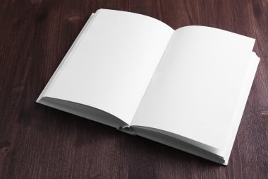 Ahşap zemin üzerine boş kitap
