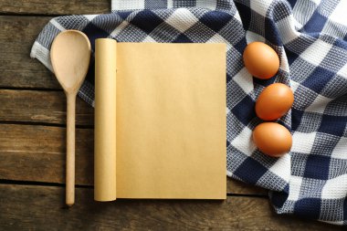 tarif kitabı, yumurta ve peçete ahşap arka plan üzerine açık