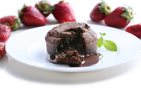 Schokoladenfondant mit Erdbeeren auf weißem Teller, Nahaufnahme — Stockfoto