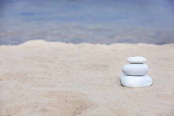 Balneario de piedras Zen en la playa —  Fotos de Stock