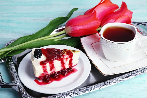 Leckeres Stück Käsekuchen mit Beerensauce auf Teller aus nächster Nähe — Stockfoto