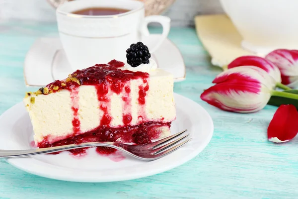 Leckeres Stück Käsekuchen mit Beerensauce auf Teller aus nächster Nähe — Stockfoto