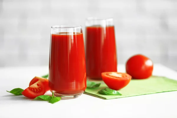 Jugo de tomate y tomates frescos en primer plano de mesa de madera —  Fotos de Stock