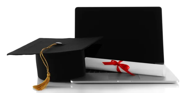 ノート パソコンと白で隔離の卒業証書と卒業の帽子 — ストック写真