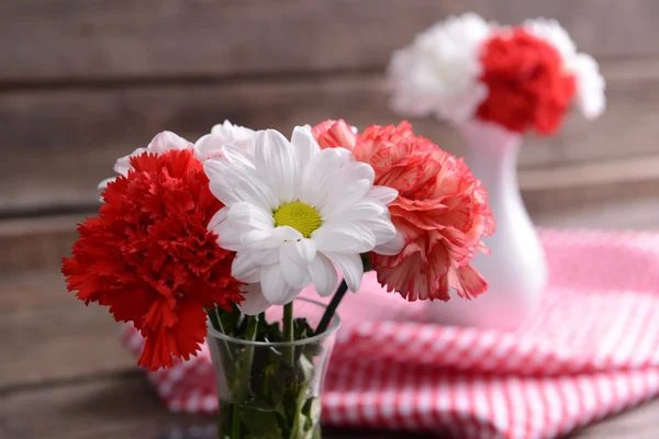 Piękne kwiaty w wazonach na stole z bliska — Zdjęcie stockowe