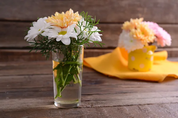 Lindas flores em vasos na mesa de perto — Fotografia de Stock