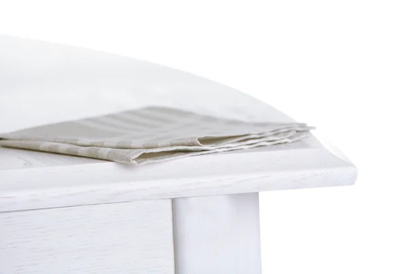 Mesa de madera con servilleta aislada en blanco — Foto de Stock