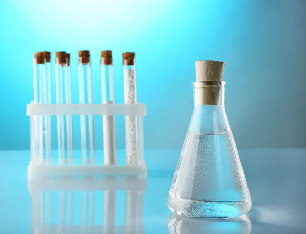 Tubos de ensayo de laboratorio vacíos sobre fondo azul — Foto de Stock