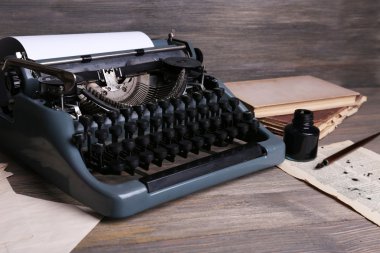 ahşap arka plan üzerinde Retro daktilo