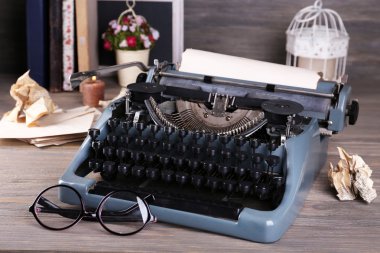 ahşap arka plan üzerinde Retro daktilo