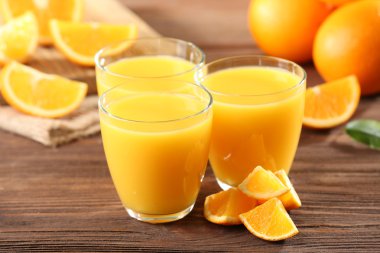 Tablo yakın çekim üzerinde portakal suyu