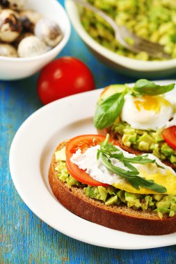 yumurta, avokado ve sebze ahşap arka plan üzerinde plaka üzerinde lezzetli sandviçler