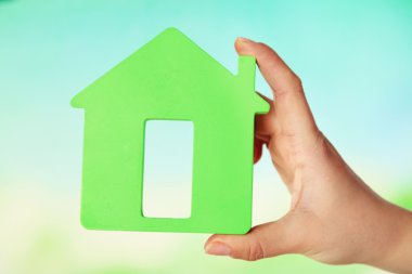 evin arka plan bulanık üzerinde model ile el