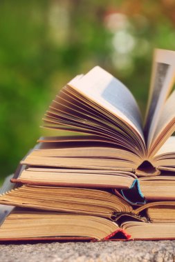 arka plan bulanık üzerinde kitap açık havada yığını