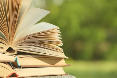 arka plan bulanık üzerinde kitap açık havada yığını