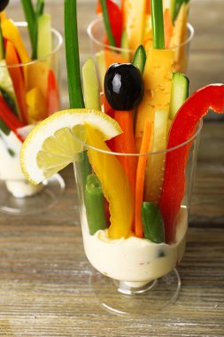 cam ahşap masa, closeup üzerinde sebze snack