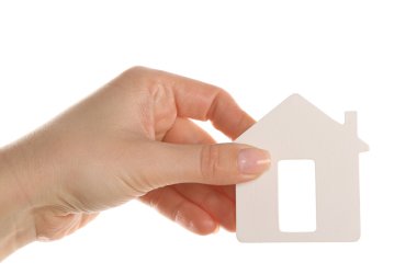 Evin üzerinde beyaz izole model tutan el