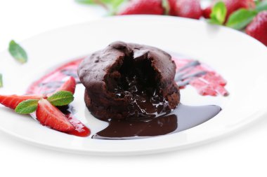 çilek beyaz tabakta, closeup ile Çikolatalı fondan