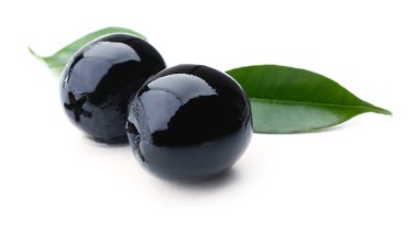 beyaz izole yeşil yaprakları ile Siyah Zeytin