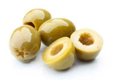 beyaz izole yeşil zeytin