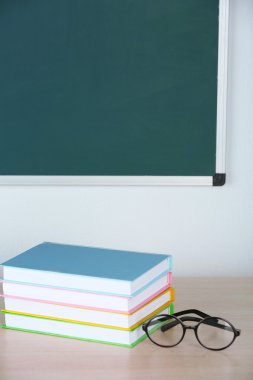 yığın kitap ve gözlük tablo sınıfı