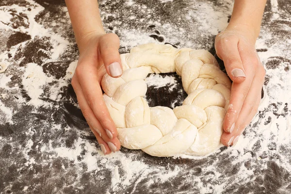 Fazendo torta por mãos femininas em fundo de mesa de madeira — Fotografia de Stock