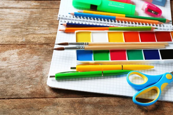 Papelería brillante de la escuela en la vieja mesa de madera — Foto de Stock