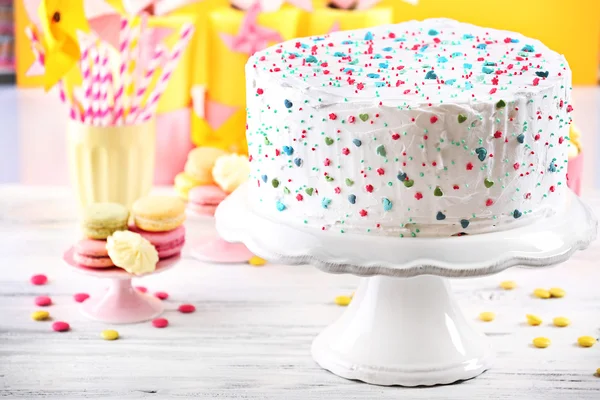 Bolo de aniversário decorado no fundo colorido — Fotografia de Stock