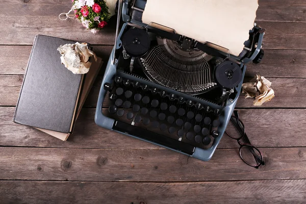 Retro schrijfmachine op houten tafel, bovenaanzicht — Stockfoto
