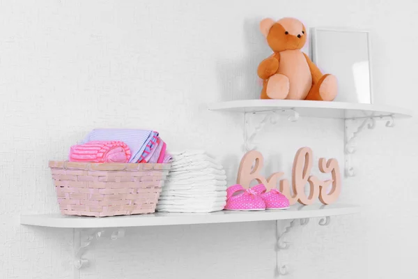Accesorios para bebés en estantes de primer plano —  Fotos de Stock