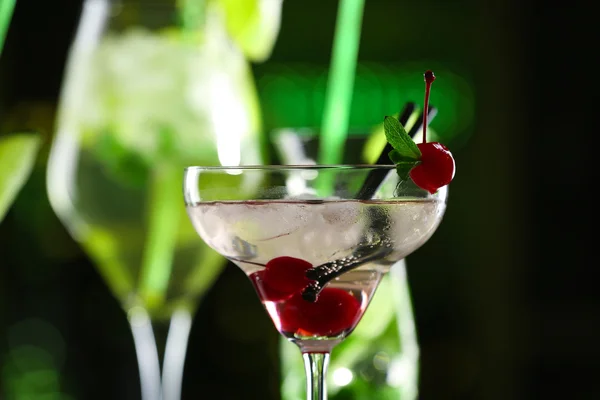 Glazen cocktails op bar achtergrond — Stockfoto