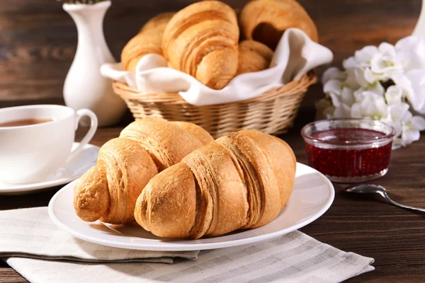 Deliciosos croissants en el plato en primer plano de la mesa —  Fotos de Stock