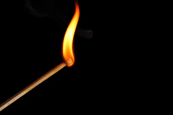 Brennendes Streichholz auf dunklem Hintergrund — Stockfoto