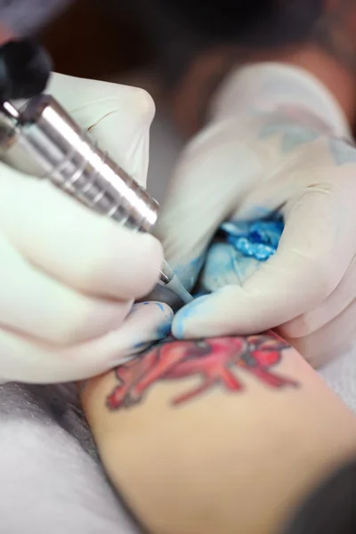 Tatuagem artista no trabalho, close-up — Fotografia de Stock