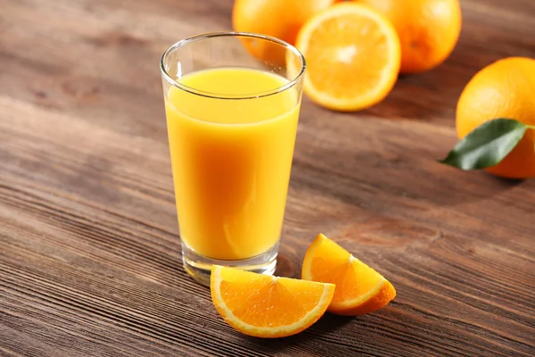 Апельсиновый сок на деревянном фоне — стоковое фото