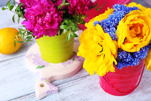 Samenstelling met verse Lentebloemen op houten achtergrond — Stockfoto