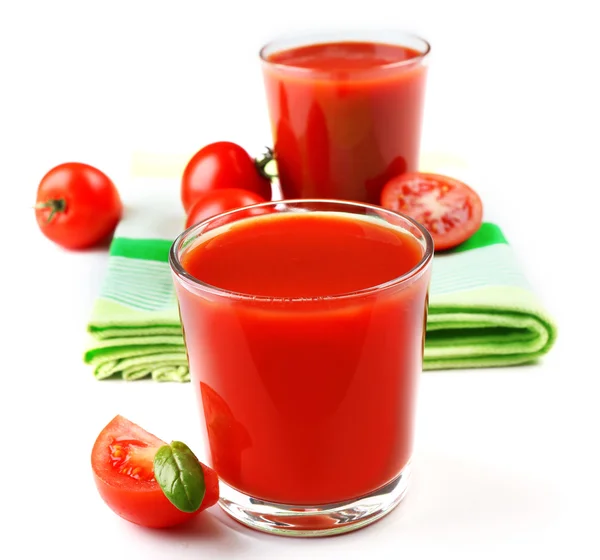 Vasos de jugo de tomate fresco en servilleta a cuadros, aislados en blanco —  Fotos de Stock