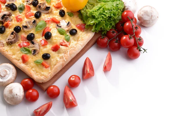 Köstliche hausgemachte Pizza auf weißem Hintergrund — Stockfoto