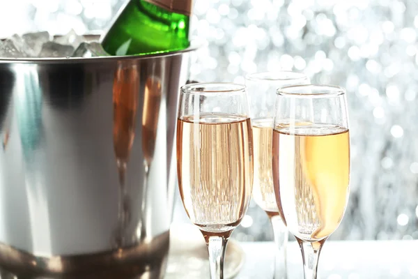 Gläser Champagner auf hellem Hintergrund — Stockfoto