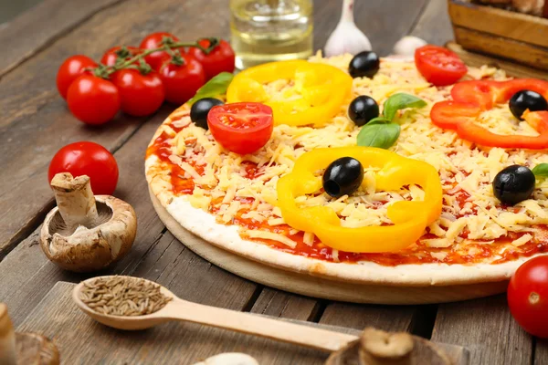 Ingredienti alimentari per pizza in tavola da vicino — Foto Stock