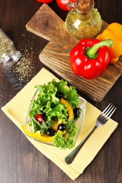 Verse plantaardige salade in kom op tafel close-up — Stockfoto