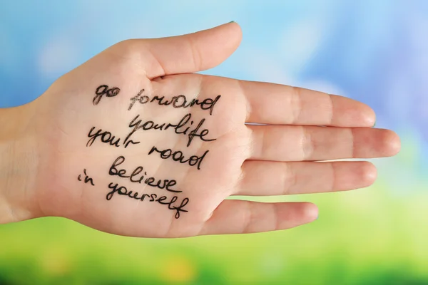 明るい背景で書かれたメッセージを持つ女性の手 — ストック写真